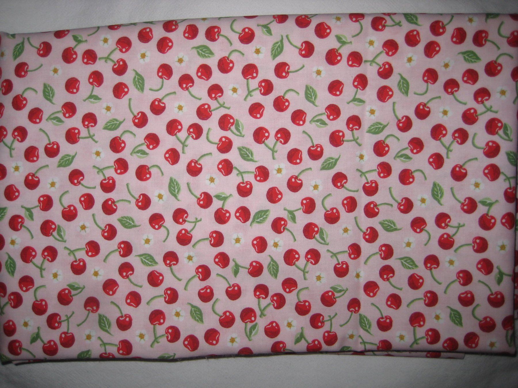 Tessuti: Baumwollstoff rose mit kleinen Kirschen – Nuovo e nell'imballaggio originale da Füllinsdorf venduto da Schlupp