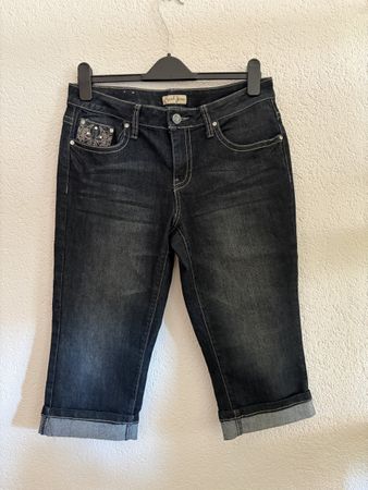Capri Jeans mit Strass-Details