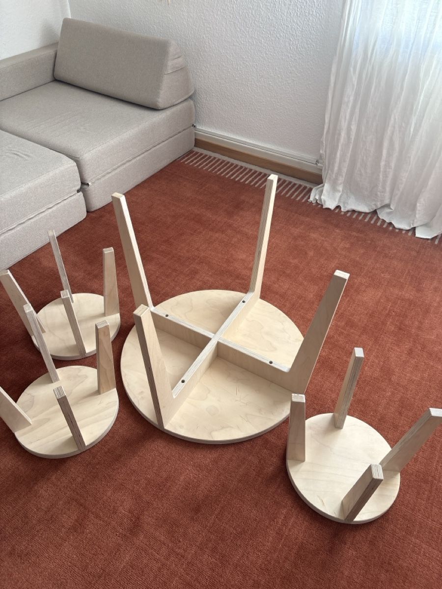 Tavoli: Blueroom Design Kindertisch & 3 Hocker – Usato da Zürich venduto da winkandsmile 4