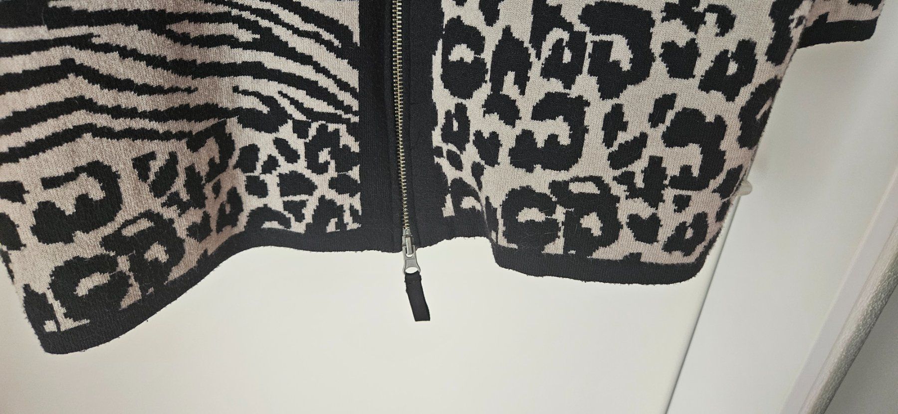 Giacche: Wilde Strickjacke in Schwarz & Beige Gr. 44/46 – Usato da Zweidlen venduto da Shubli 3
