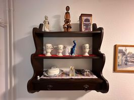 Rustikales Wandregal aus Holz mit Schublade – Landhausstil