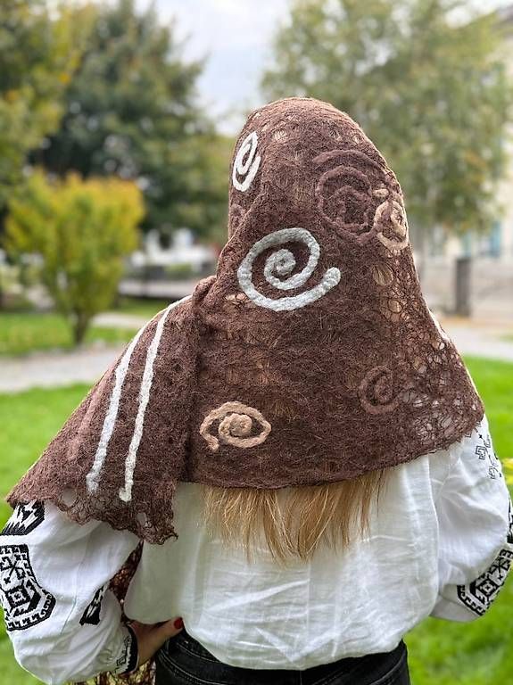 Foulard & Sciarpe: Brauner Mohairschal mit Spiralmuster – Nuovo e nell'imballaggio originale da Thalwil venduto da han_2b8c 5
