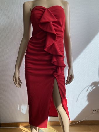 Fashion Nova Kleid Rot Gr. M schulterfrei Volantkleid eng