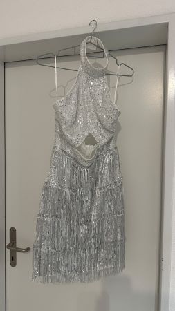 Silbriges Kleid