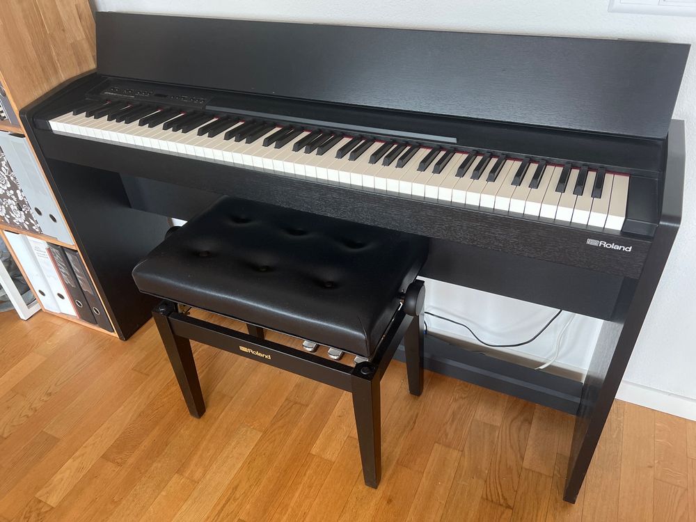 Roland F-140R Digital Piano