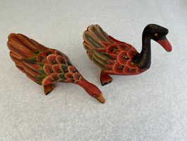 2 geschnitzte Enten Figuren handbemalt aus Indonesien