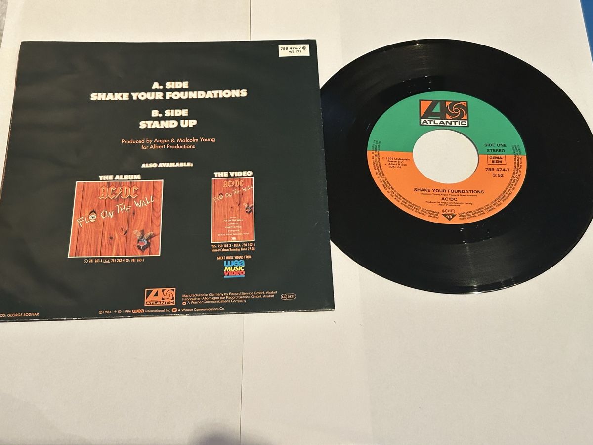 Schallplatten: AC/DC. 1986. mit Poster. Shake Your Foundations – Gebraucht aus Faulensee von Mizuno06 1