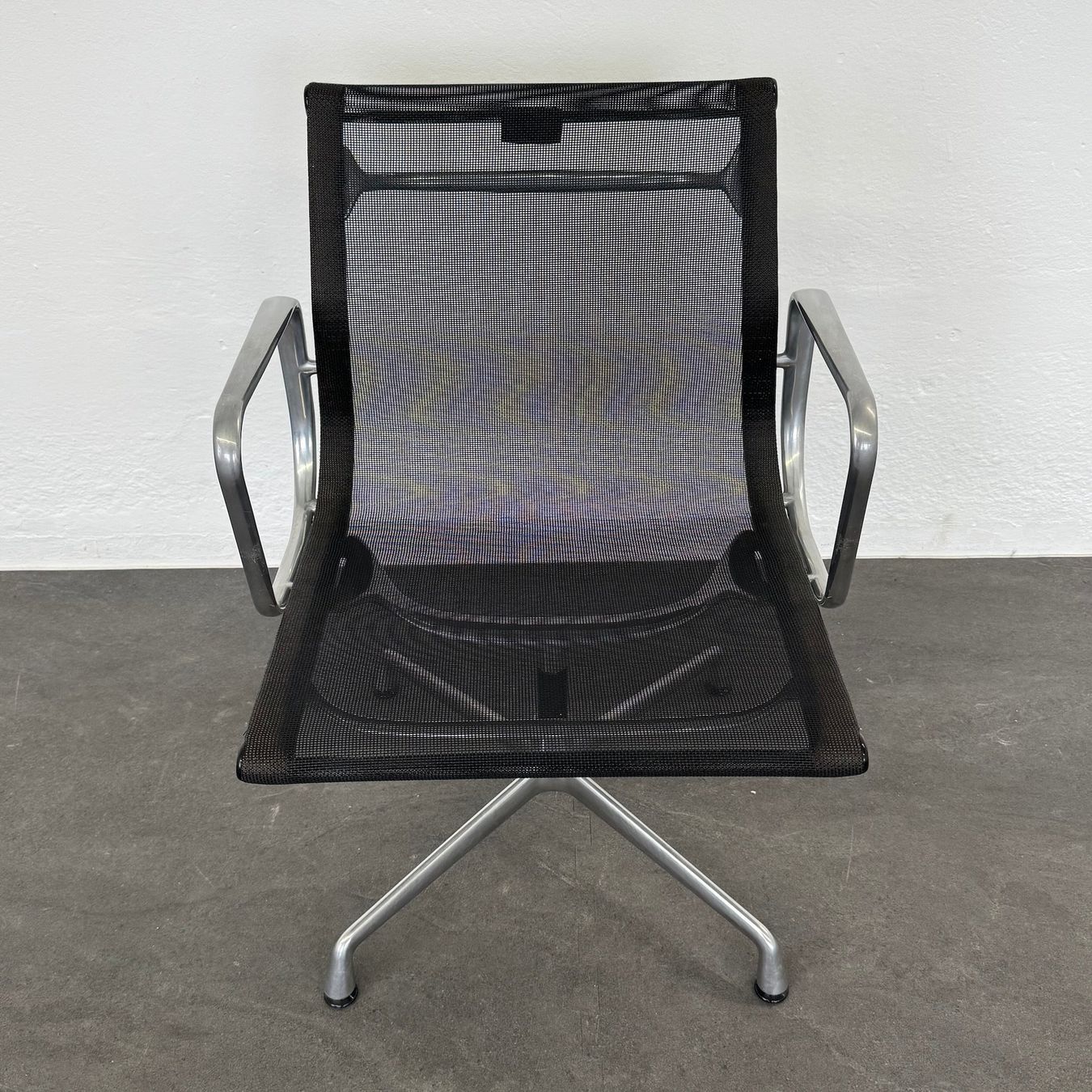Sedie: Vitra Eames Alu Chair EA107 Netz – Usato da Schönenwerd venduto da mcofficeshop