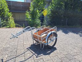 Ein Bijou von einem Veloanhänger antik mit Speichenräder