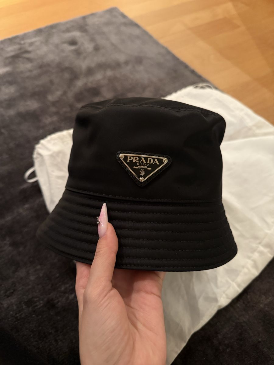 Prada Copricapi, berretti & cappellini: Prada Bucket Hat – Nuovo (secondo la descrizione) da Zürich venduto da larrysells