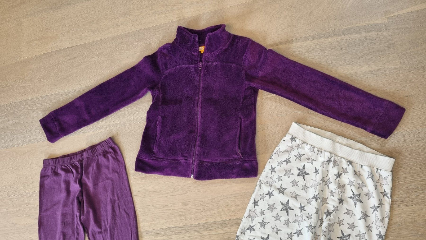 Lotti & Set di vestiti: Paket: Plüsch-Pulli/Kuschel-Jäggli + 2 Pyjamahosen - Gr.152 – Usato da Neftenbach venduto da DanielaS01020304 1