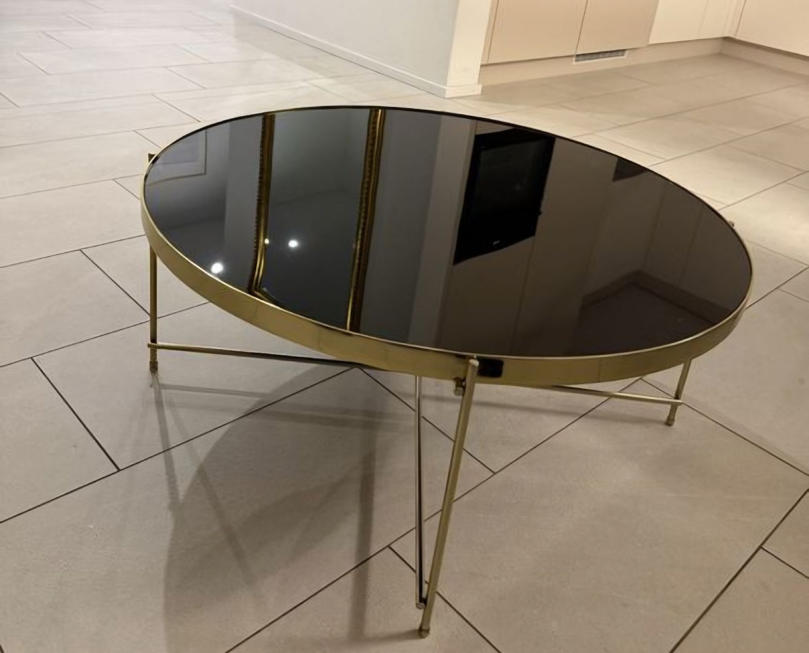 Conforama Tavoli: Moderner Couchtisch, Glasplatte, Gold Gestell, Top! – Usato da Wallisellen venduto da Skranday
