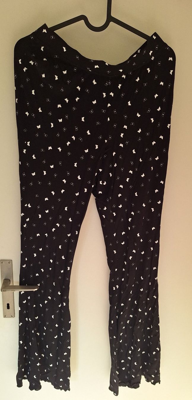Pantaloni: Schwarze Stoffhose mit Schmetterlingsmuster – Nuovo (secondo la descrizione) da Münchenstein venduto da soistes
