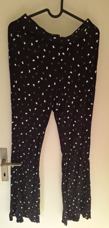 Schwarze Stoffhose mit Schmetterlingsmuster