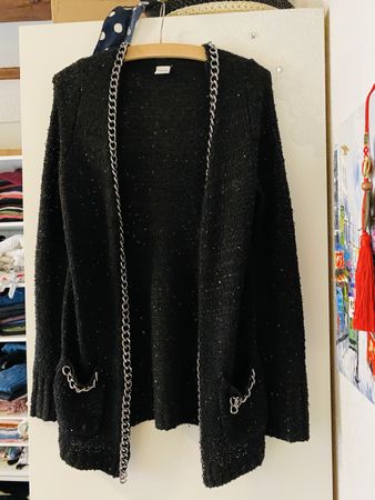 Gilet noir élégant avec chaîne argentée - Parfait !
