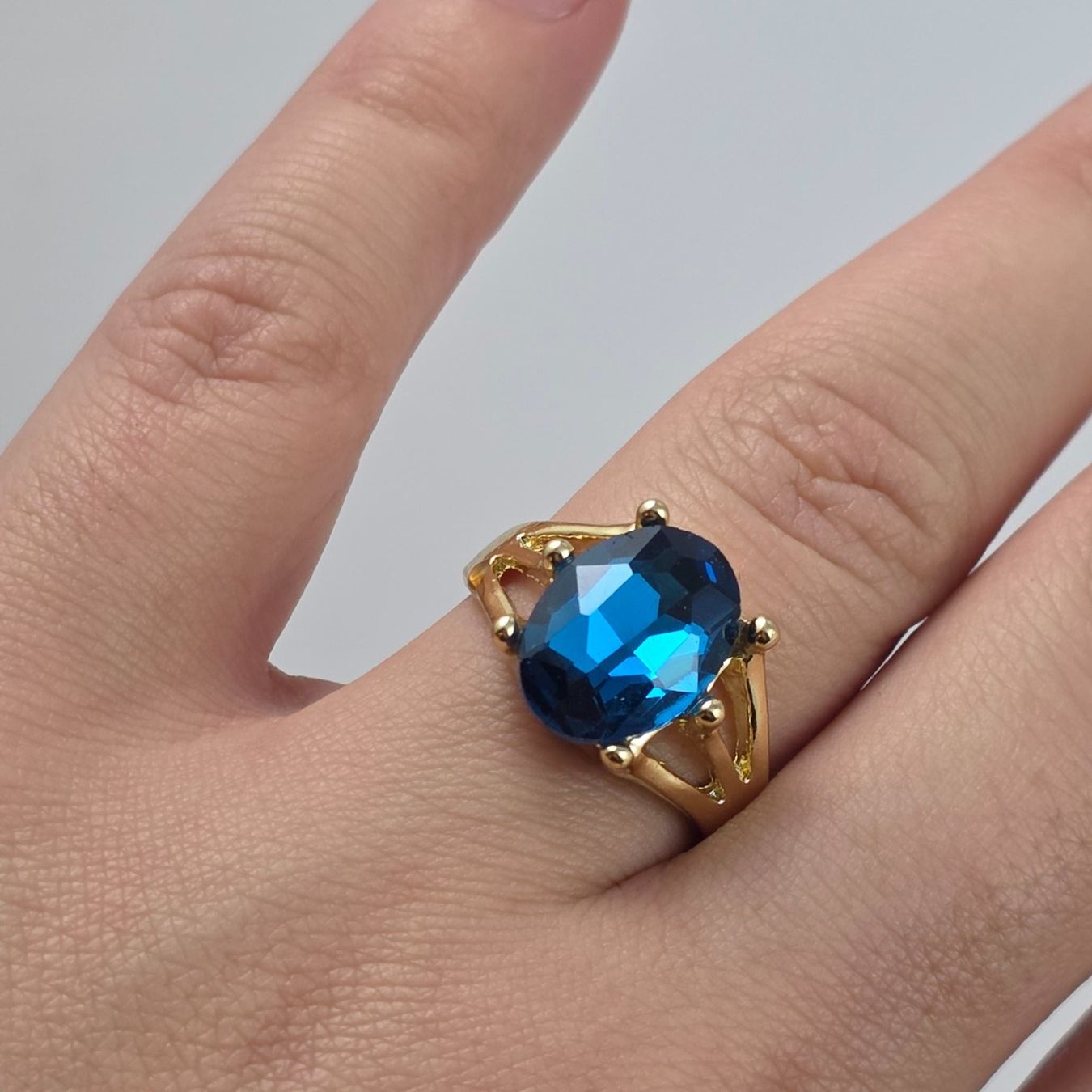 Anelli: Goldfarbener Ring blauer Stein M/L       704 – Usato da Wald ZH venduto da Martin79