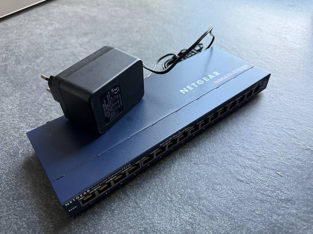Hub & Switch: Netgear ProSafe 16 Port 10/100 Switch FS116 – Usato da Wald ZH venduto da Mdv4dvd