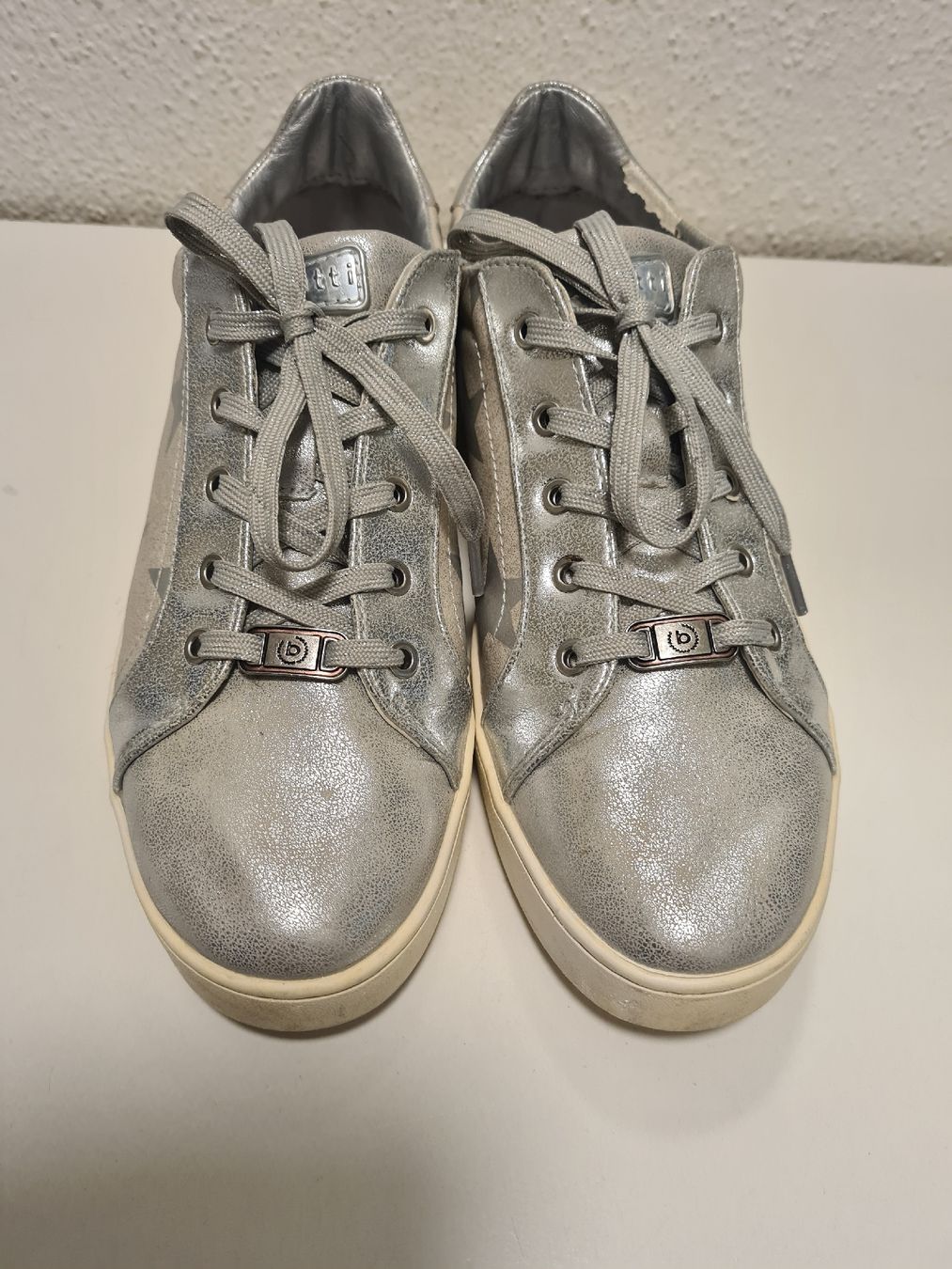 Bugatti Scarpe da donna: Bugatti Sneaker, Silber mit Sternen, Grösse 40 – Usato da Winterthur venduto da Jana1701 1
