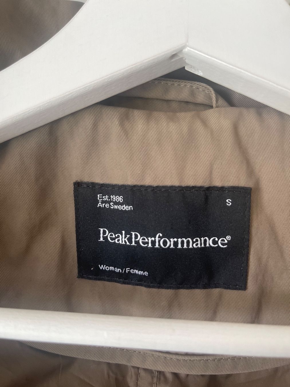 Peak Performance Giacche: Peak Performance Damen Jacke Gr. S Beige – Usato da Zürich venduto da StudioZH 1