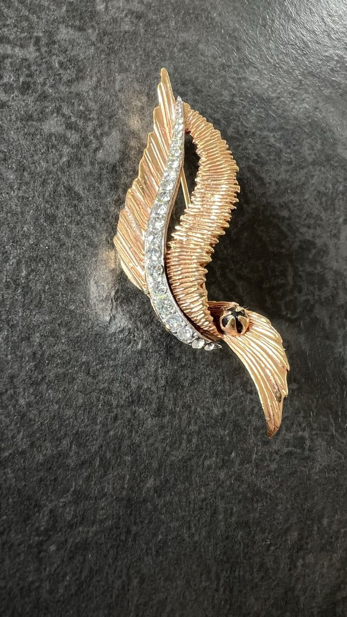 Spille & Fermagli: Broche vintage dorée strass feuille stylisée numérotée – Nuovo (secondo la descrizione) da Nyon venduto da stylevintage79