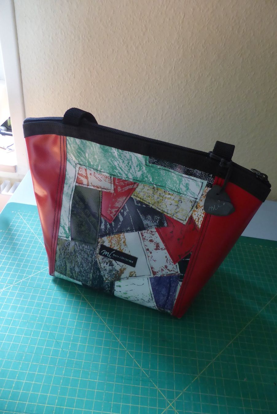 Borse da donna: Maja Lörtscher - Design Schultertasche in Schiefer Patchwork – Usato da Brunnadern venduto da vapiano 4
