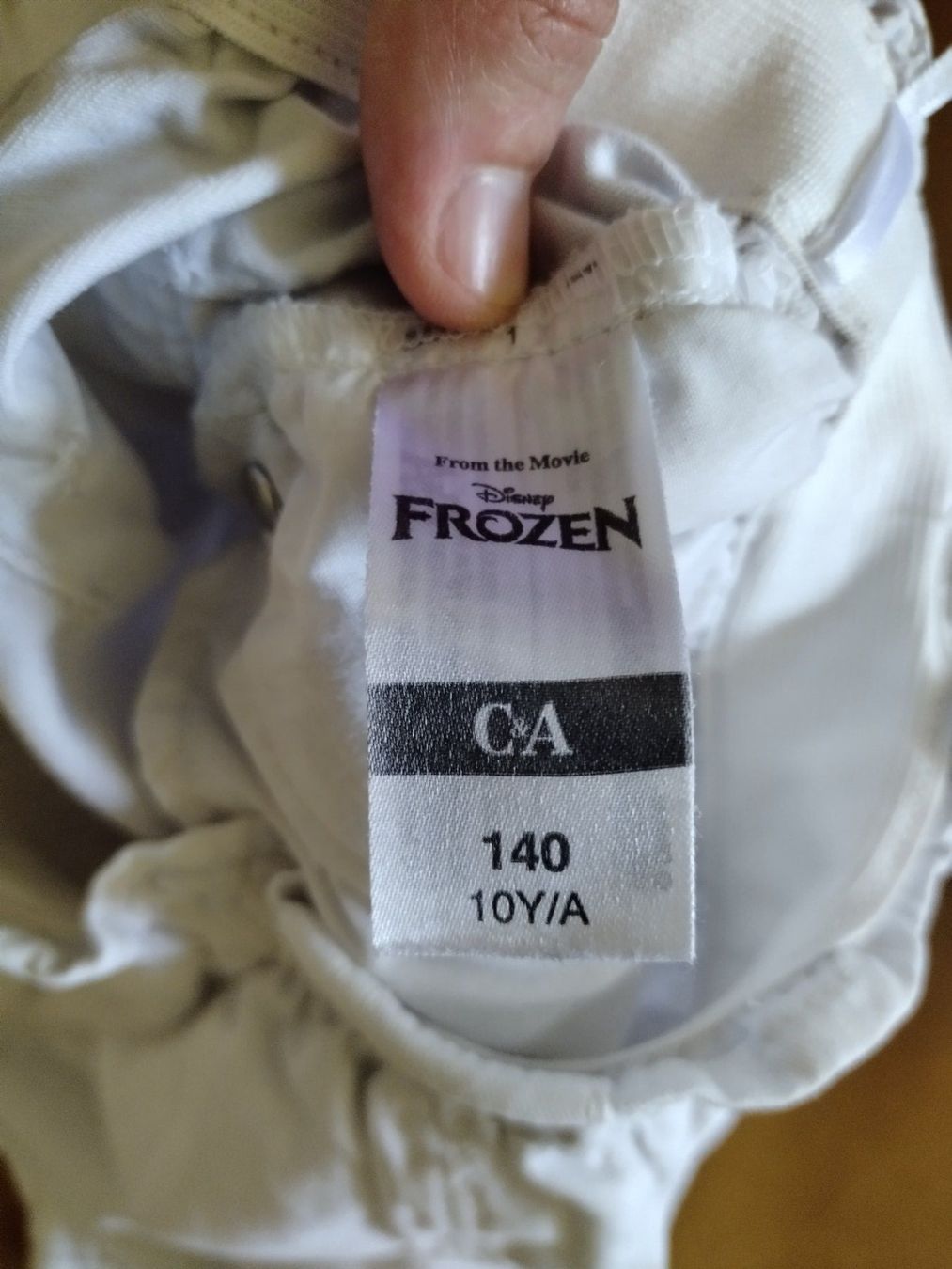 Disney Hosen: Weisse Jeansshorts "Frozen" von C&A, Gr. 140 – Gebraucht aus Densbüren von TutaLarsen 5