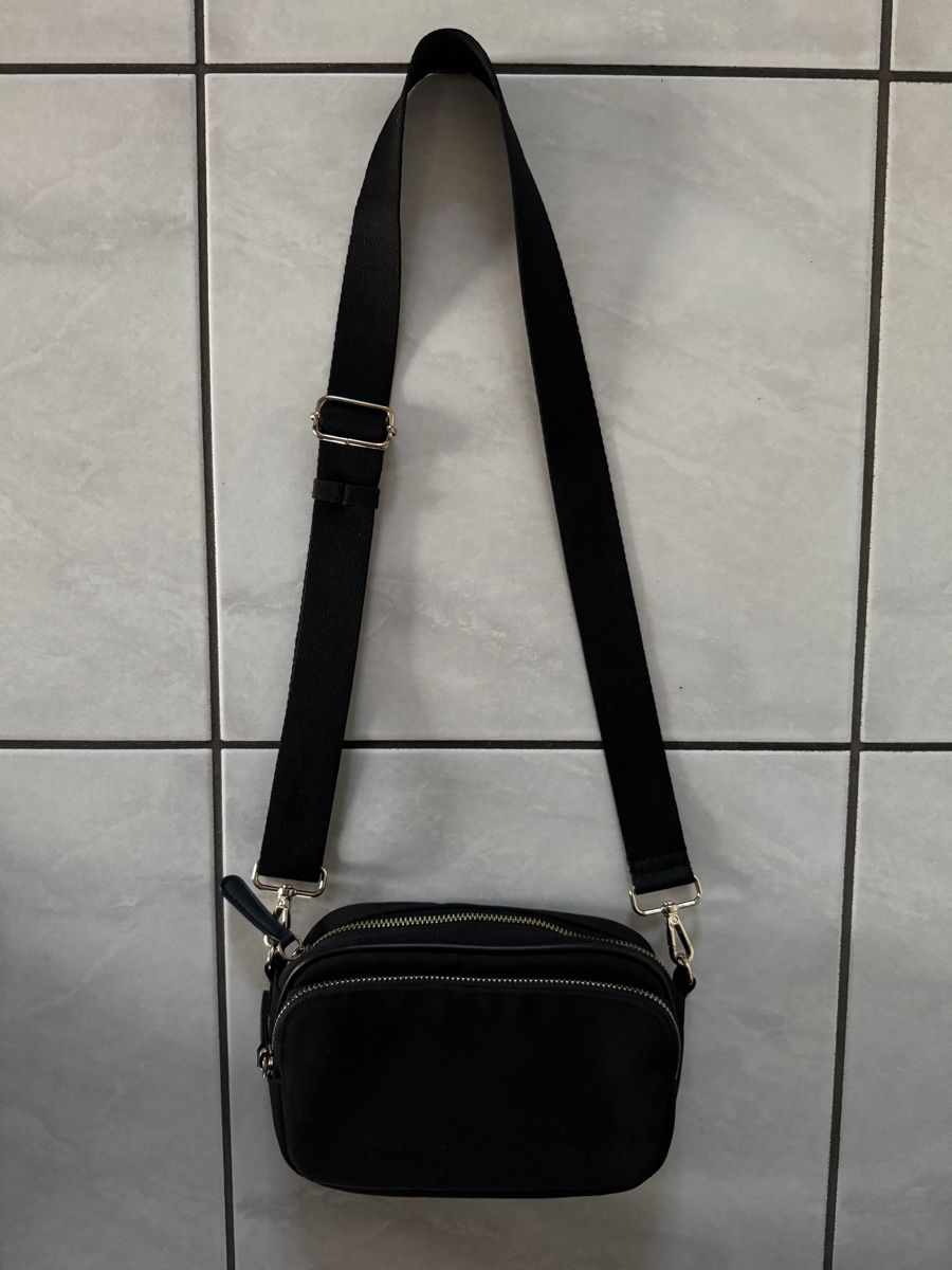 Taschen für Damen: Schwarze Umhängetasche – Gebraucht aus Hergiswil NW von kaufe_bei_kaufmann