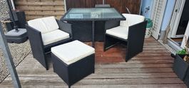 Rattanlounge mit Tisch