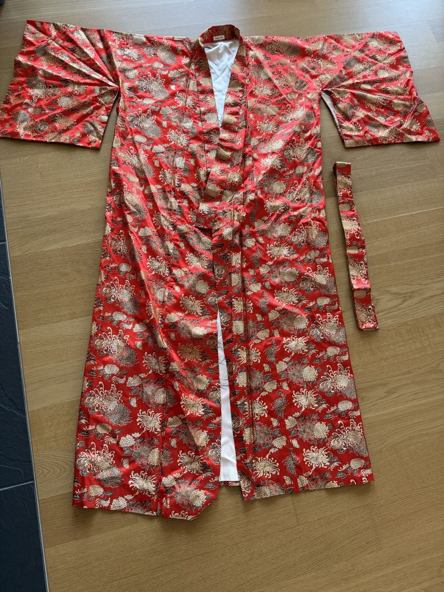 Kimono: Roter Kimono aus Japan mit Blumenmuster – Usato da Neuhausen venduto da DELY 1