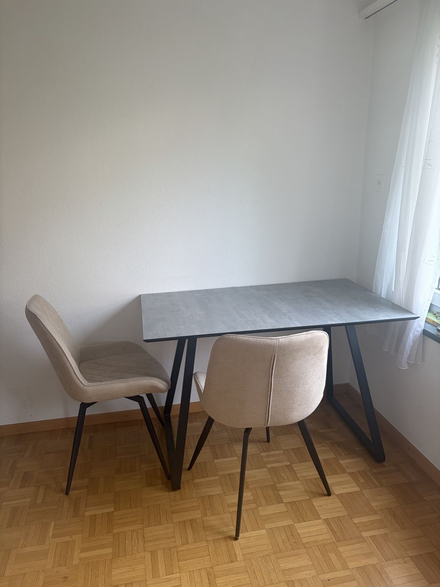 Set di tavolo e panche: Esstisch mit 6 Stühlen, grau und beige – Nuovo (secondo la descrizione) da St. Gallen. venduto da y2364 2