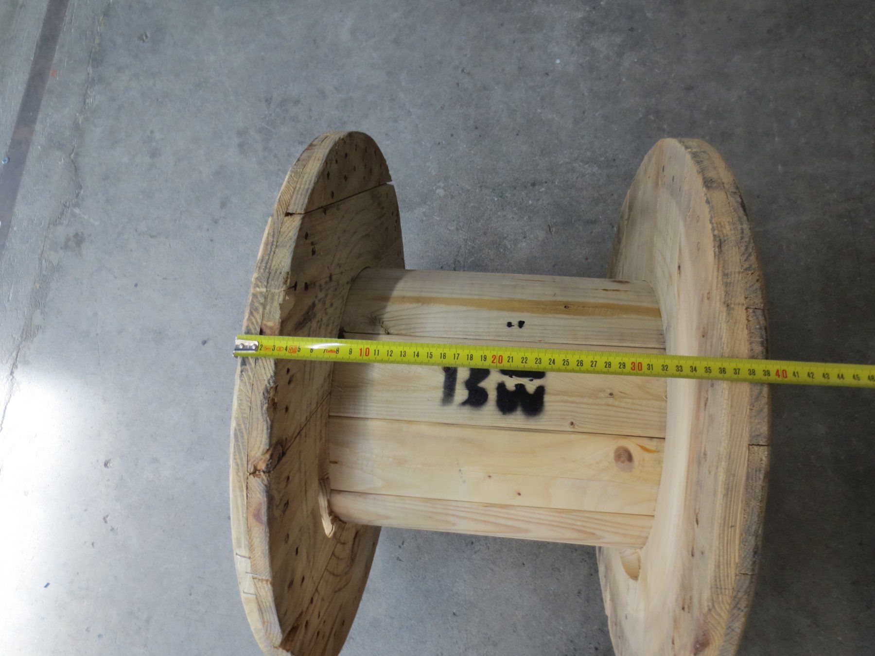 Articoli in legno: Massive Kabeltrommel , Bobine , Leergebinde , Hocker , Tisch – Usato da Sulz LU venduto da Elektrofachverkauf 1