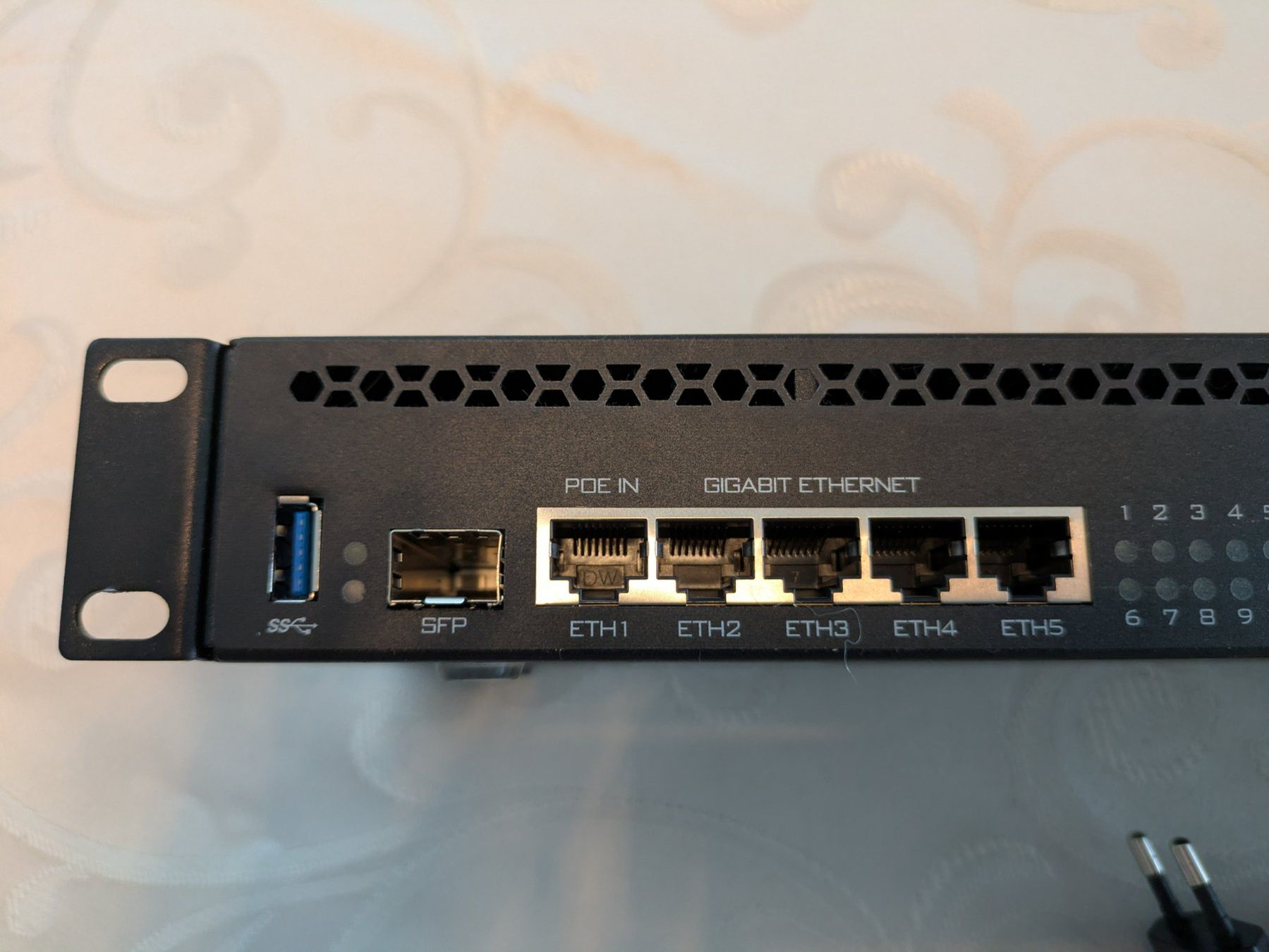Mikrotik Modems & Router: Router MikroTik RB3011UiAS-RM – Neu (gemäss Beschreibung) aus Benken SG von olga81 4