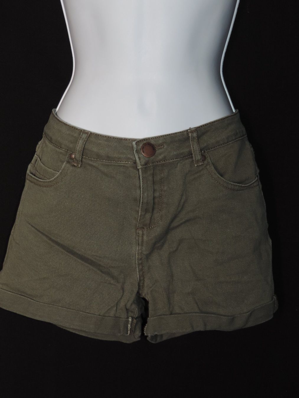 Pantalons: short vert kaki – D'occasion à Genève par Axelle333 4