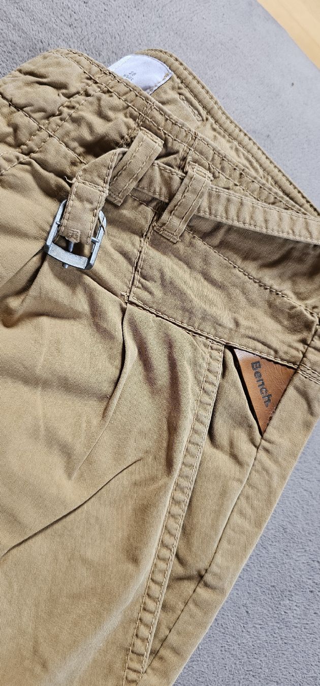 Kleiderpakete: Bench Shorts braun Gr.28 + leichtes Burton Pulli gr.M – Gebraucht aus Ferden von jemyce 7