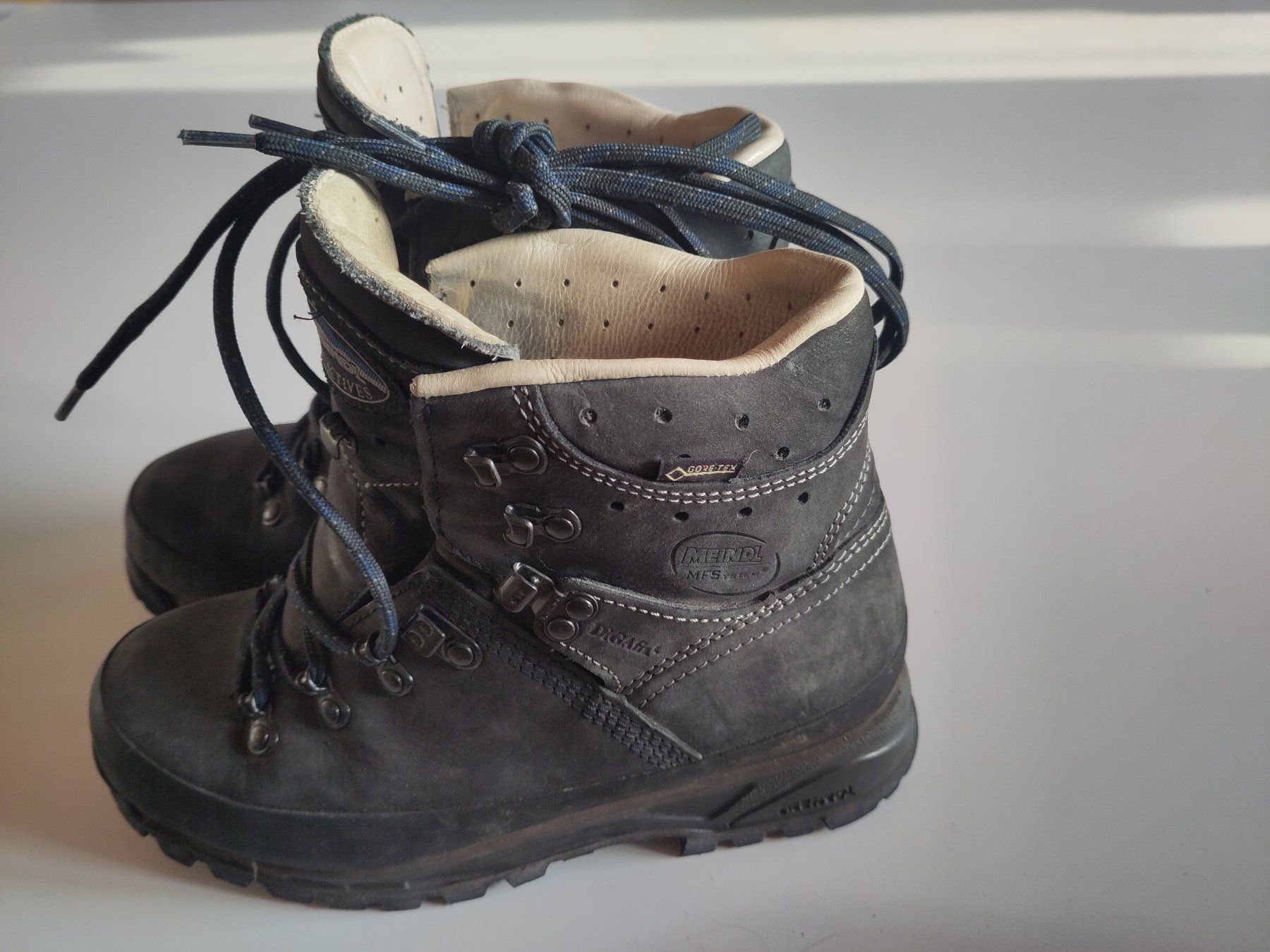 Meindl Herrenschuhe: Meindl Wanderschuhe mit ungleicher Schuhgrösse – Gebraucht aus Winterthur von sparchatus 2
