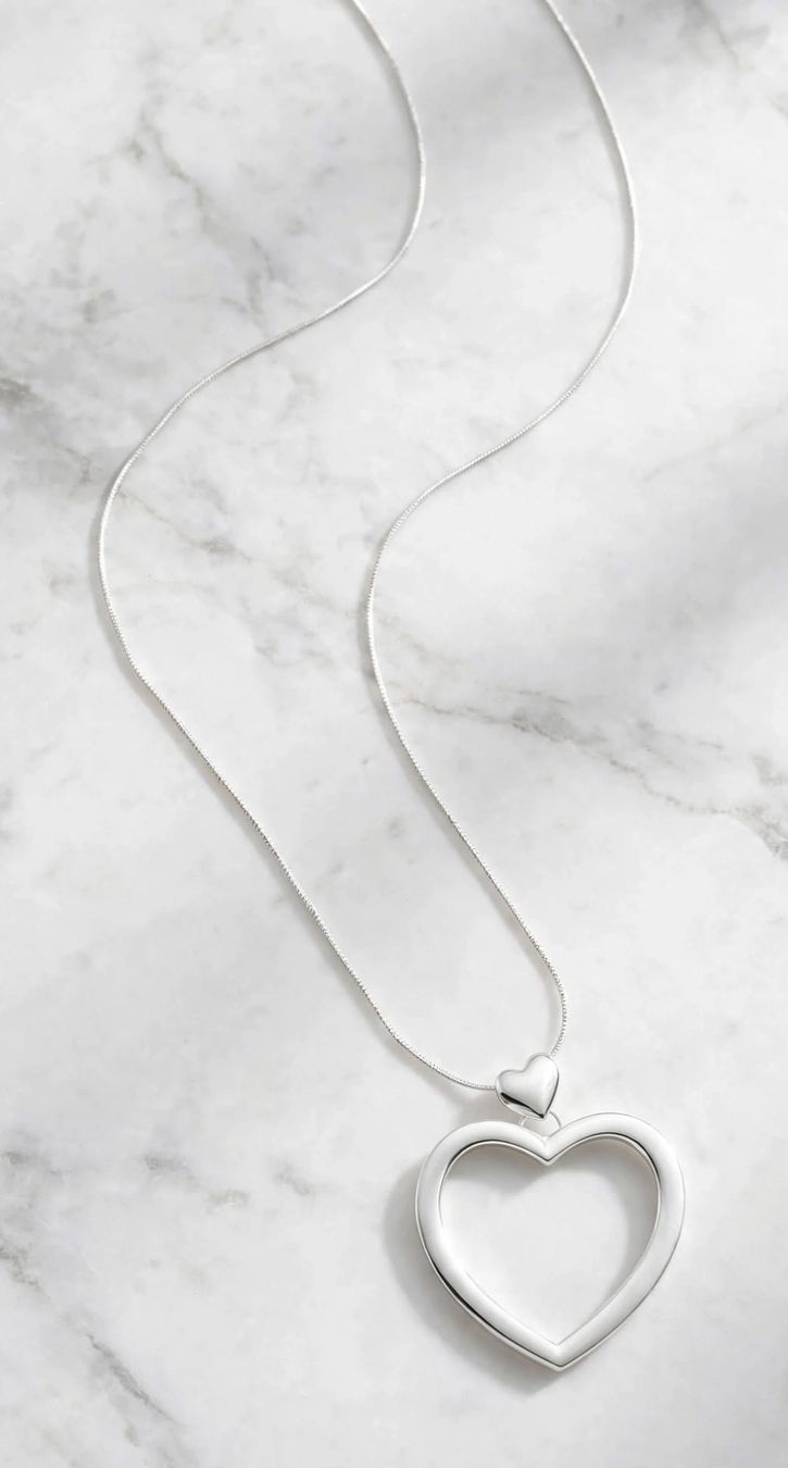 Catenine: Collana lunga con ciondolo a forma di cuore colore argento – Nuovo (secondo la descrizione) da Giubiasco venduto da Stefaniav 5