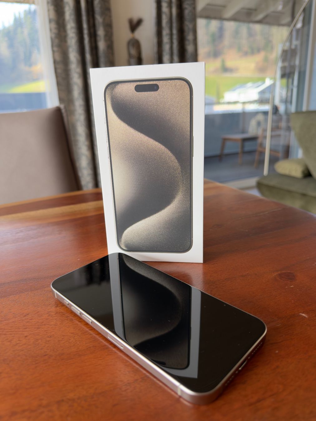 Apple Telefoni cellulari / Smartphones: Apple iPhone 15 Pro Max, Titan, 256GB – Usato da Menznau venduto da jen_c6v9