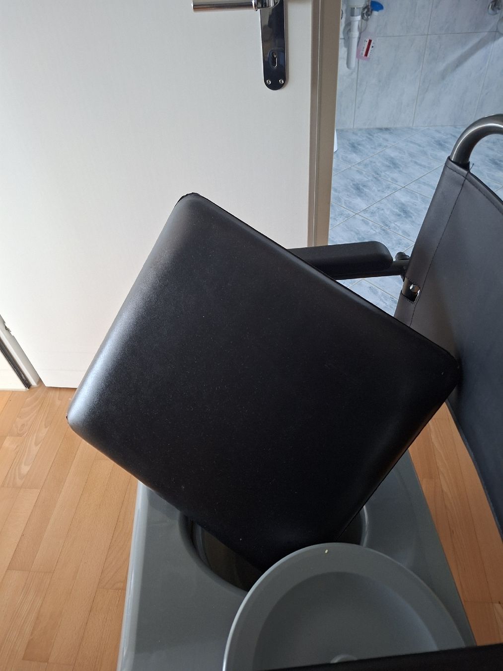 Attrezzature mediche: WC-Stuhl / Toilettenrollstuhl – Usato da Oetwil am See venduto da Barclay64 3