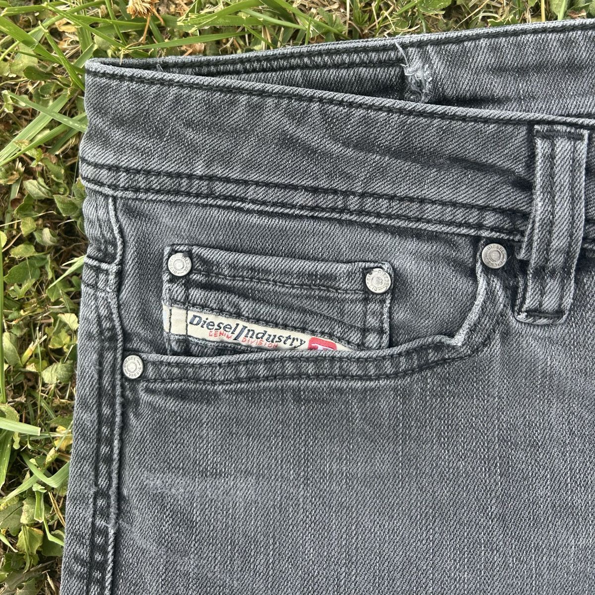 Diesel Jeans: Y2K Diesel Viker straight Jeans  – D'occasion à brent par fukusapes 3