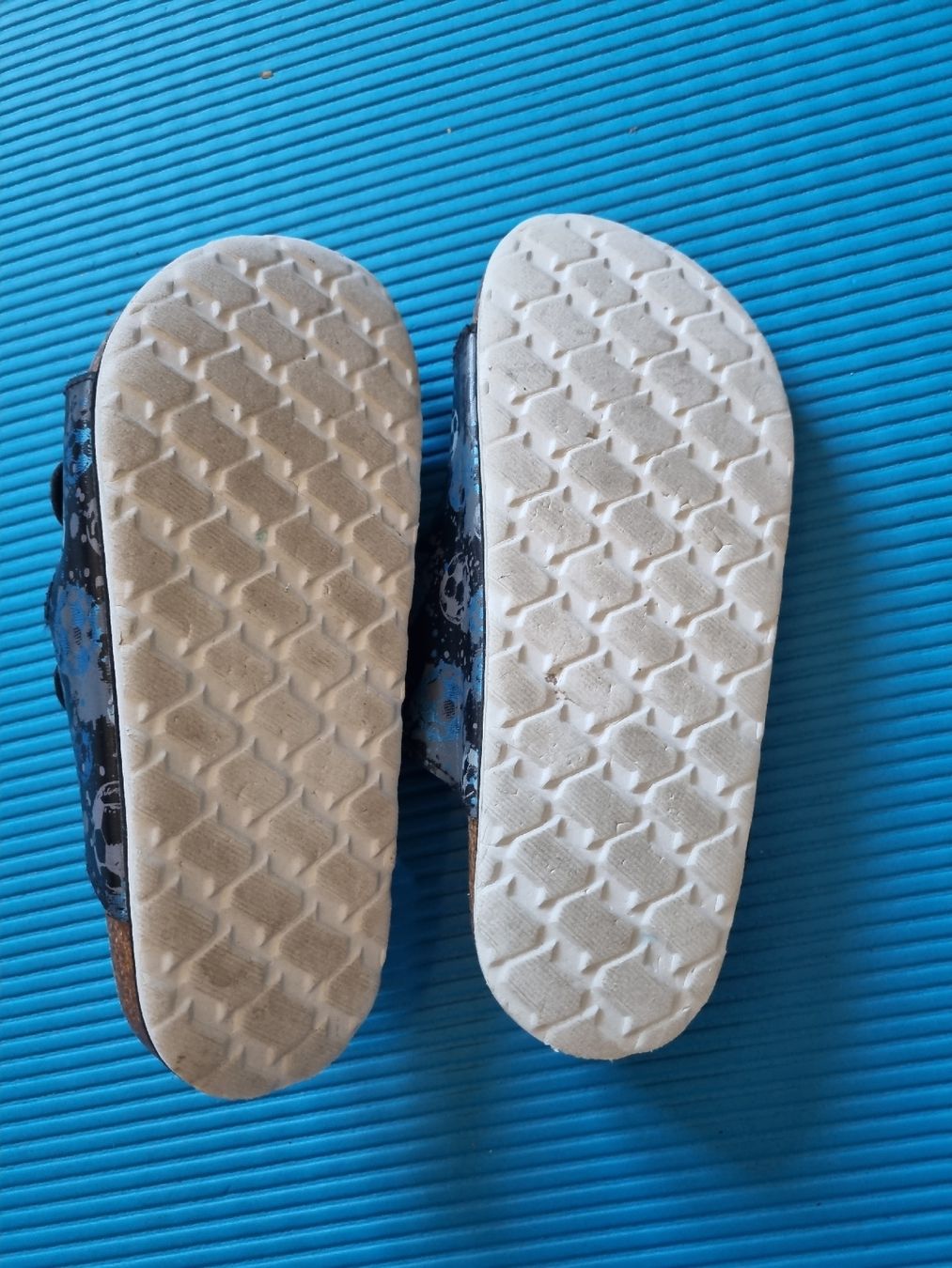 Schuhe für Jungen: Finkrn Hausschuhe Grösse 33 – Gebraucht aus Basel von Waranwaran 1