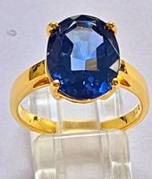 Eleganter Goldring mit blauem Safir