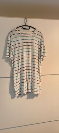 Farbiges Shirt