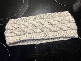 Warmer Ohren! Handgestricktes Stirnband im Zopfmuster