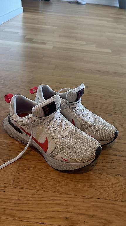 Herrenschuhe: Nike React Infinity Run Flyknit 3 Gr. 45  Weiss/Rot – Gebraucht aus Liebefeld von BernVerkaufAnkauf