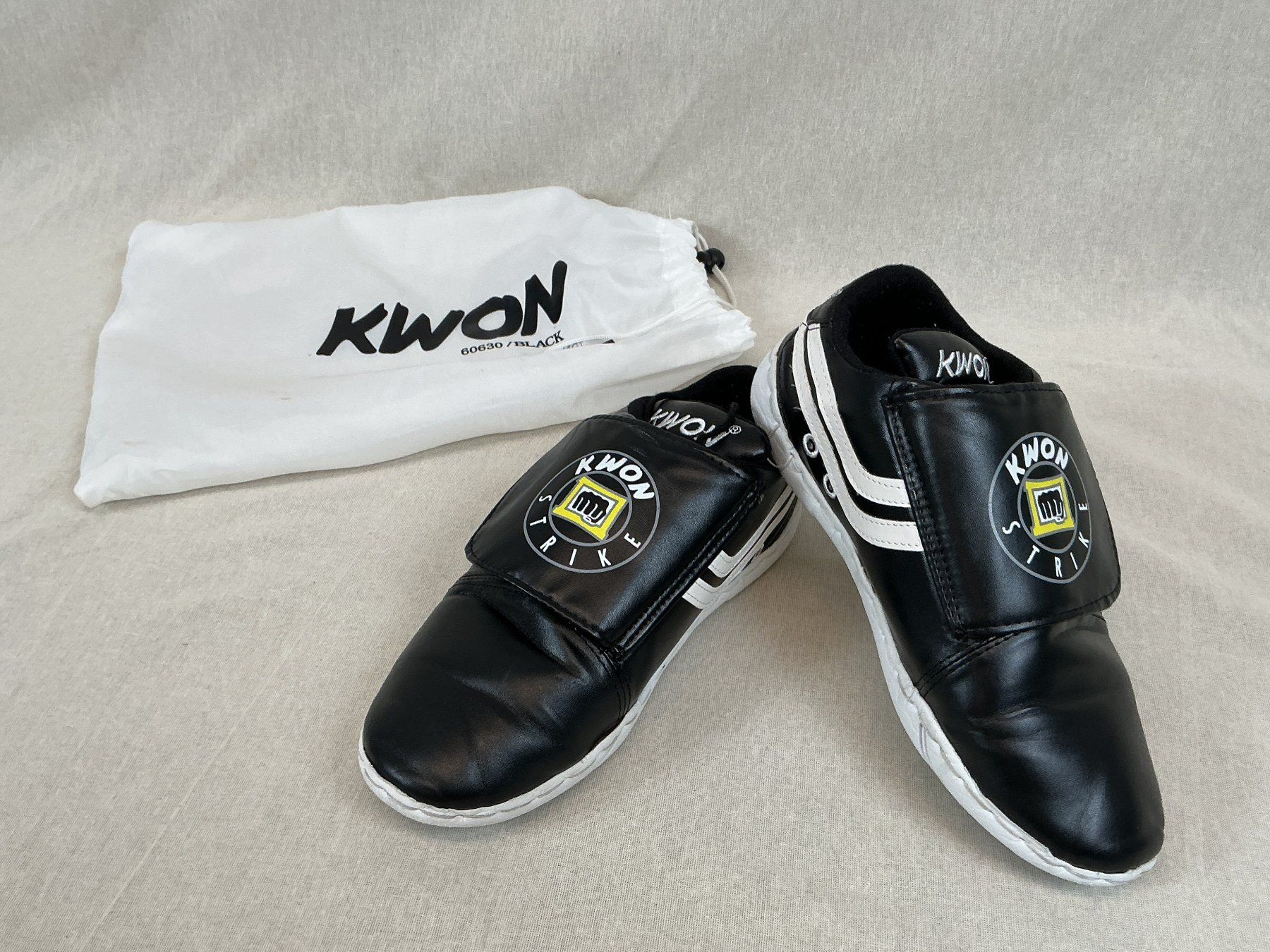 Scarpe da uomo: KWON Strike Kampfsport Schuhe Gr. 40 / 41 – Usato da Richterswil venduto da Restwert_Richterswil