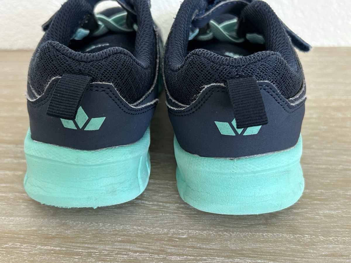 Scarpe per ragazzi: Kinder Turnschuhe dunkelblau Grösse ca. 33, gebraucht – Usato da Wolhusen venduto da eve_m6cg 3