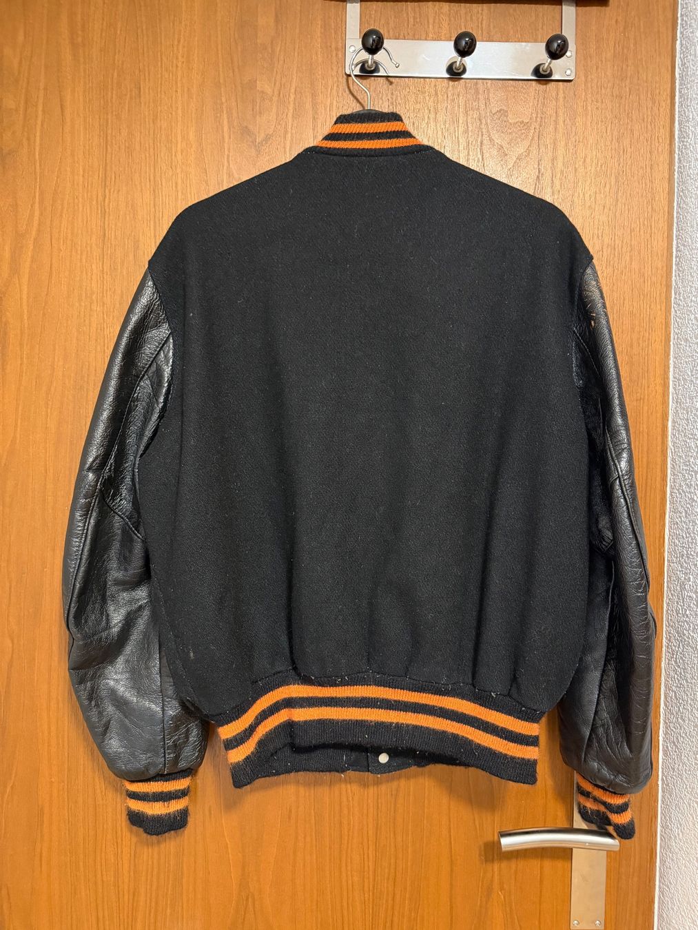 Giacche: Varsity Jacke schwarz/orange – Usato da Kloten venduto da Sadushk 1
