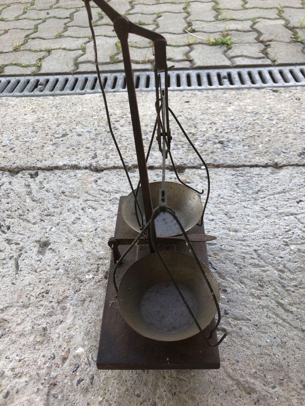 Waagen und Gewichte: Ancienne balance / Antike Waage, – Gebraucht aus Sierre von side8625 2