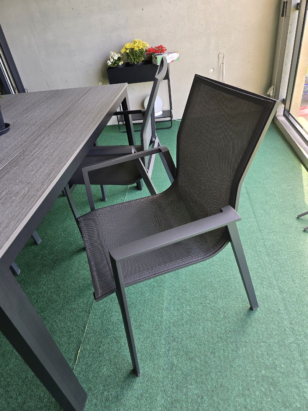 Set di tavolo e panche: A vendre table de jardin avec 4 chaises – Nuovo (secondo la descrizione) da Fribourg venduto da ghazielsayed 2