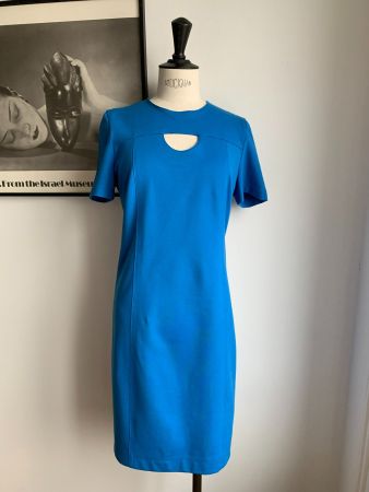 AKRIS: Chices blaues Kleid mit Cutout, 38, NP: 1190.00